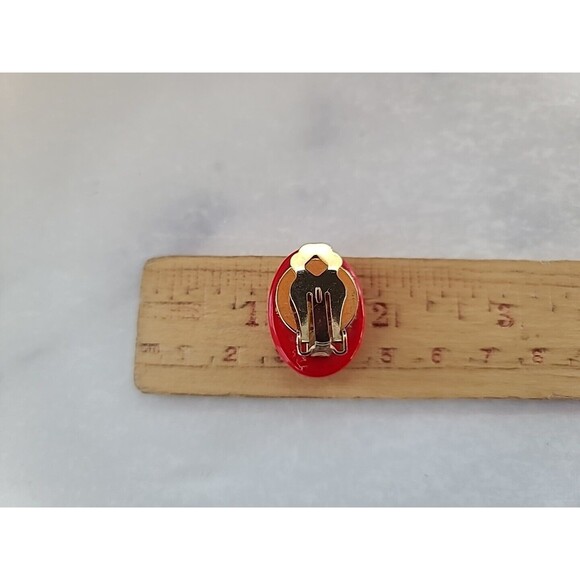 Red Glass Oval Shaped Gold Tone Metal Clip-on Earrings Vintage - Picture 10 of 10